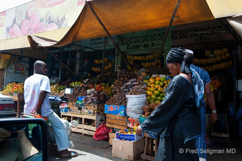 20090528_141456 D3 P1 P1.jpg - Fruit market, Dakar